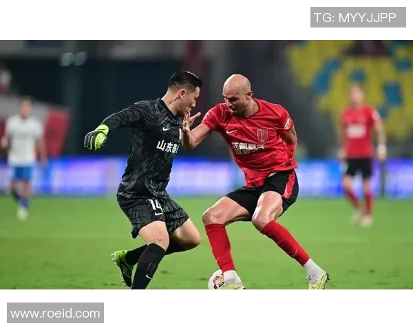 足球场上戴眼镜的球星们勇敢突破视觉局限成就非凡表现