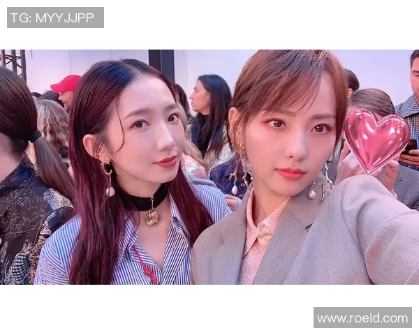 足球女神情头变身真人版，展现与球星同框的魅力瞬间